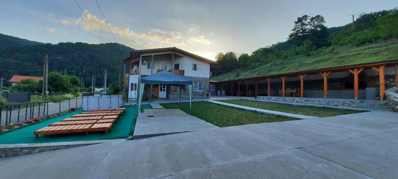 Telteu Florian Hotel Dubova Bagian luar foto