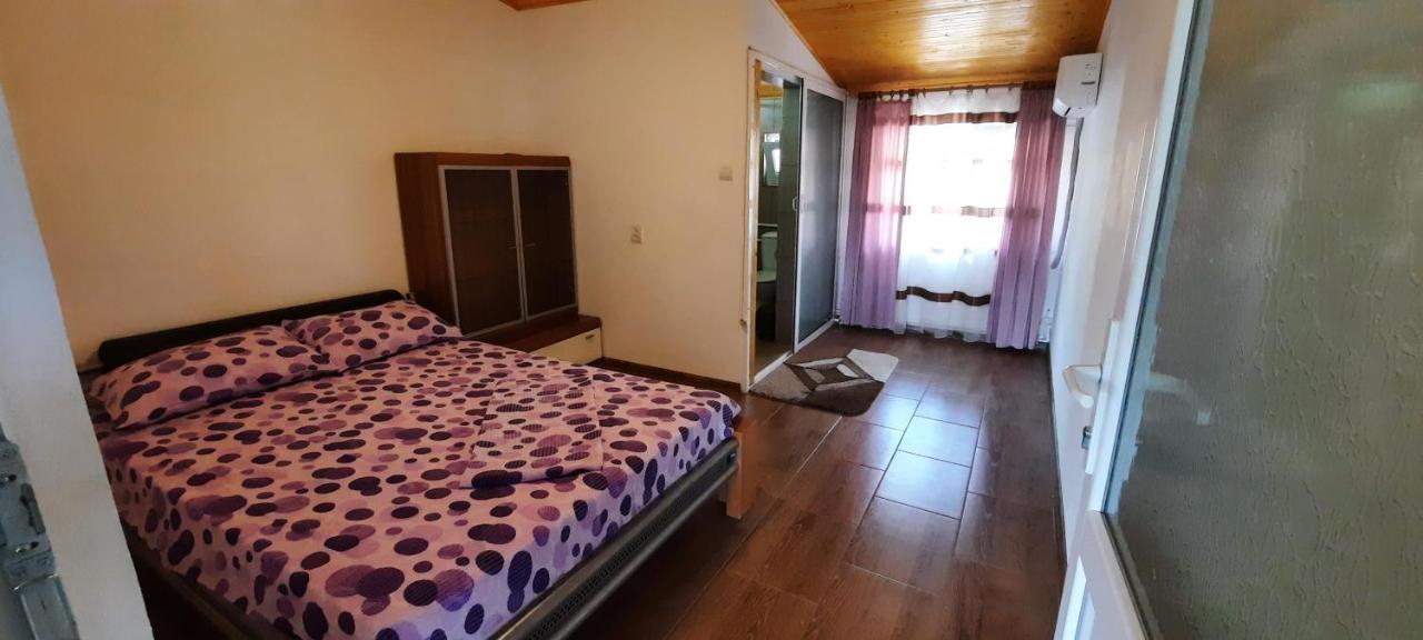 Telteu Florian Hotel Dubova Bagian luar foto