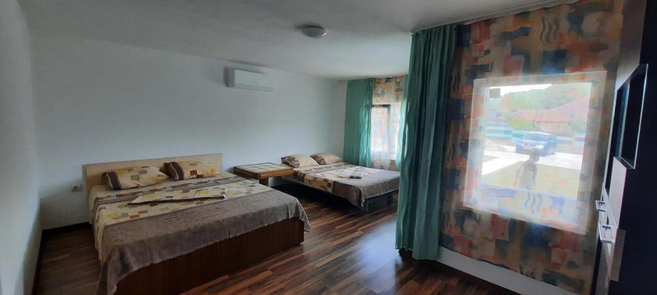 Telteu Florian Hotel Dubova Bagian luar foto