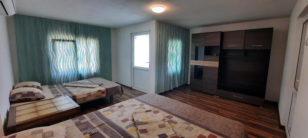 Telteu Florian Hotel Dubova Bagian luar foto