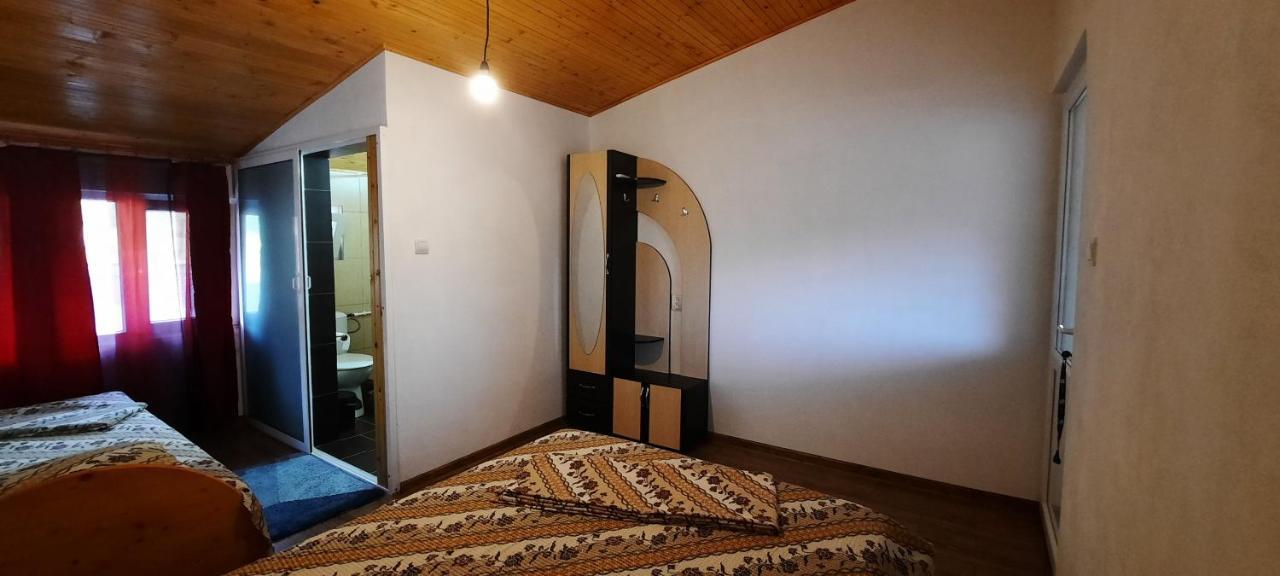 Telteu Florian Hotel Dubova Bagian luar foto