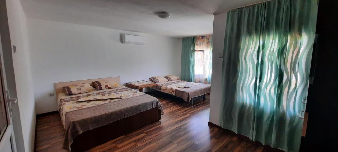Telteu Florian Hotel Dubova Bagian luar foto