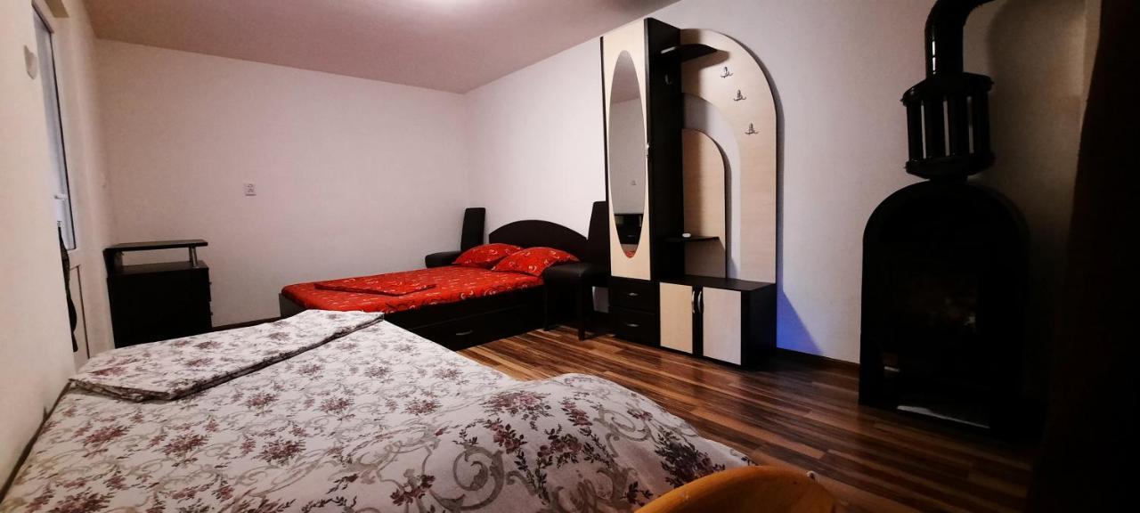 Telteu Florian Hotel Dubova Bagian luar foto